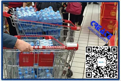 市民抢购瓶装水