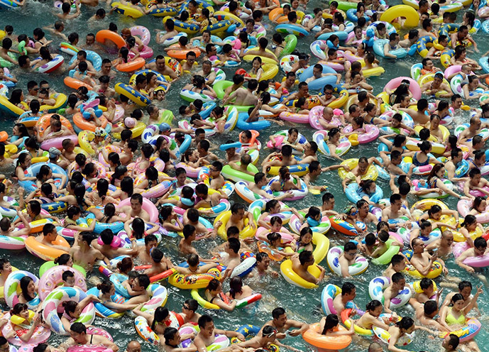 泳池人满为患