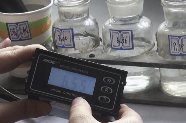 污水处理系统中在线pH控制仪的使用及维护