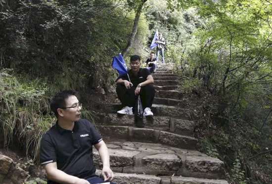 科研无止境 奋勇攀高峰——科瑞达研发团队举行“五岳寨森林公园勇攀主峰” 活动