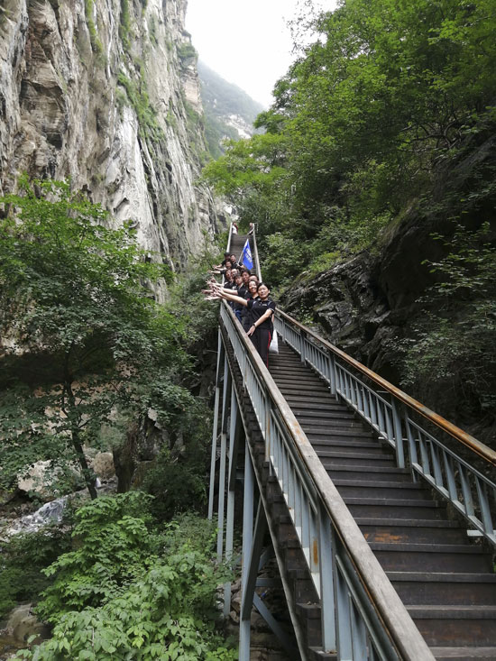 科研无止境 奋勇攀高峰——科瑞达研发团队举行“五岳寨森林公园勇攀主峰” 活动